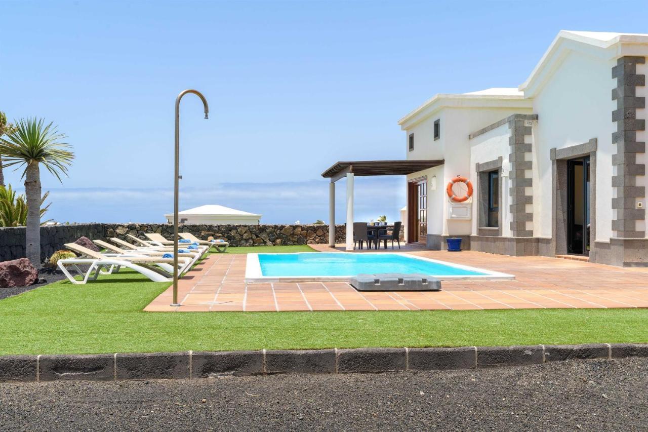 Villa Los Dragos Playa Blanca  Exterior photo