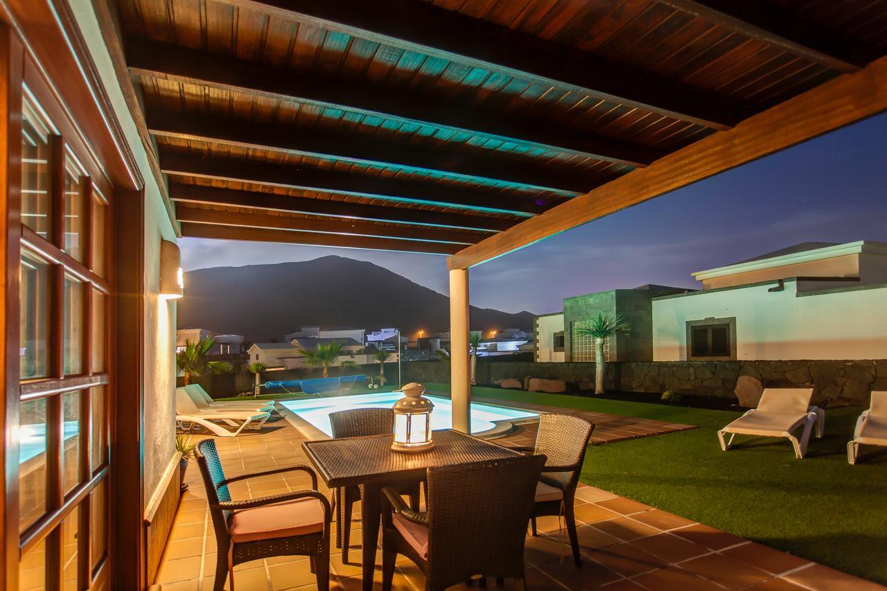 Villa Los Dragos Playa Blanca  Exterior photo